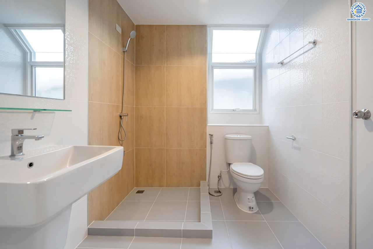 บ้านมือสองตกแต่งใหม่ ม.ชลลดา วัดลาดปลาดุก คุณภาพระดับ L&H บนเนื้อที่ 63.5 ตร.ว. ฟังก์ชัน 3 ห้องนอน 2 ห้องน้ำ 3 ที่จอดรถ บนทำเลศักยภาพ เพียง 15 นาทีถึง เซ็นทรัลเวสท์เกต ใกล้รถไฟฟ้าสายสีม่วง "สถานีคลองบางไผ่"